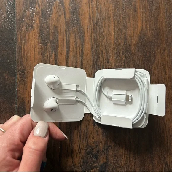 Apple Wired Earbuds - Picture 3 of 3